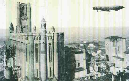 L'arvhevéché, la cathédrale et un dirigeable 