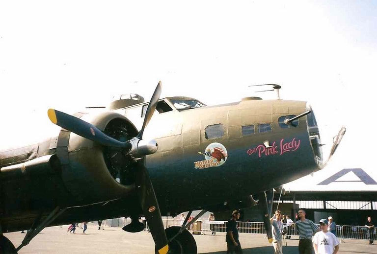 B17 restauré aux couleurs 
